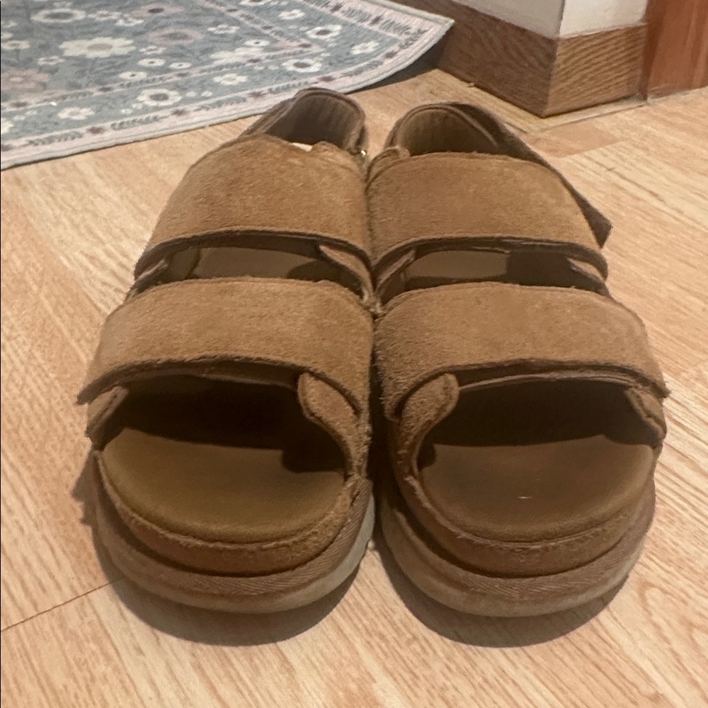 UGG Tan Sandals with Cream Sole - Picture 4 of 6